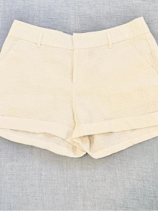 Elegant High-Rise Cream Floral Textured Women's Shorts - Picture 2 of 8